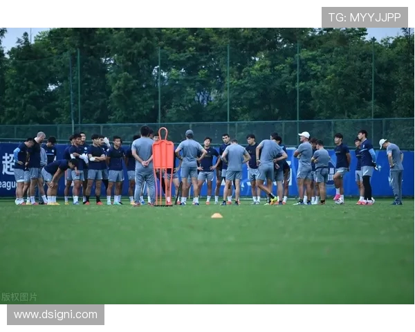 维尼修斯赛场外温情时刻圣诞与家人合影传递足球正能量冬日祝福星