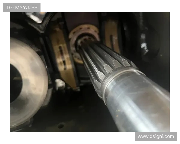 挖掘机油箱底部污垢清理